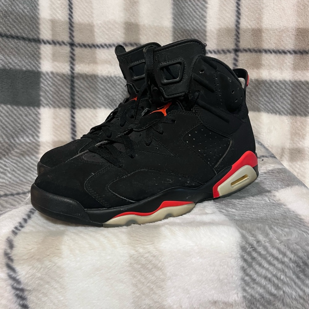Jordan Men's Black and Red Athletic Sneakers